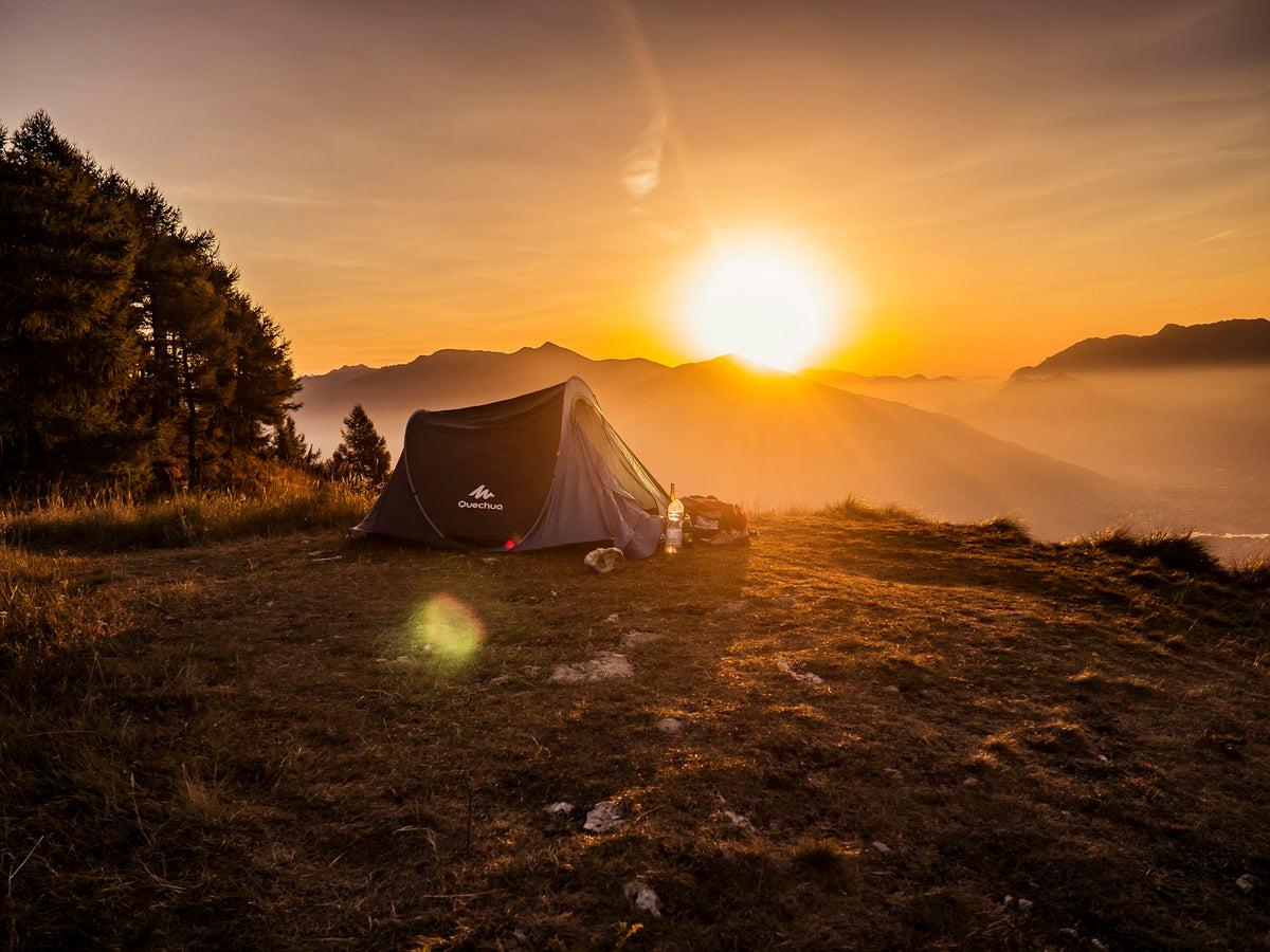 Tienda de campaña montada en la cima de una montaña al amanecer — Camping Ferrata Outdoor
