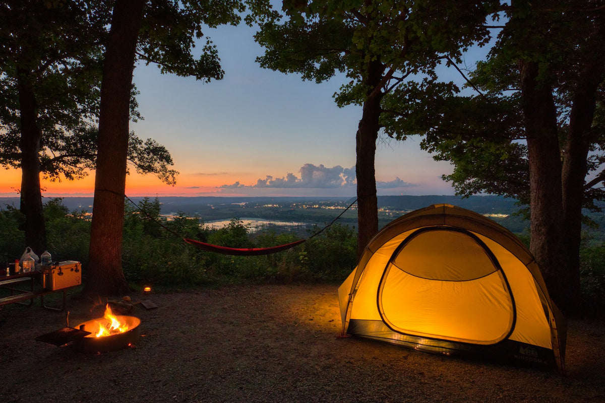 Campamento armado en el bosque al atardecer — Mochilas y transporte Ferrata Outdoor