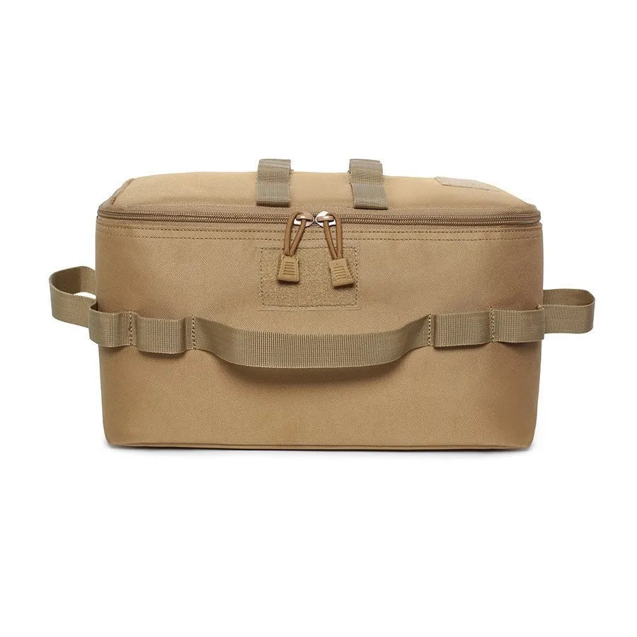 Bolsa organizadora de camping en el campamento junto a la tienda