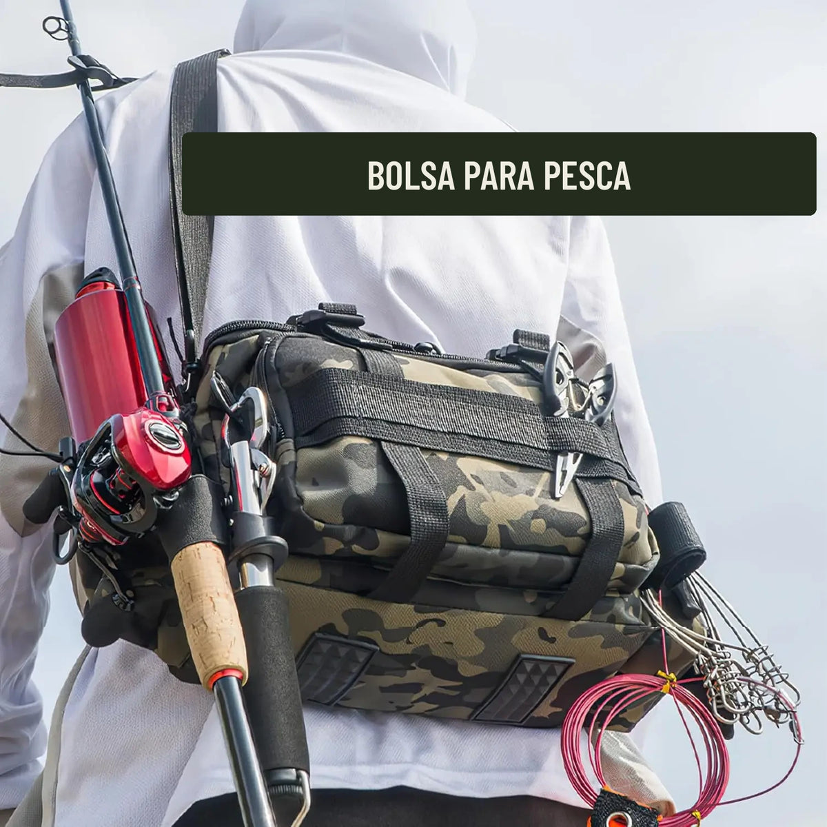 Bolsa de pesca camuflaje cargada a la cintura con caña y accesorios
