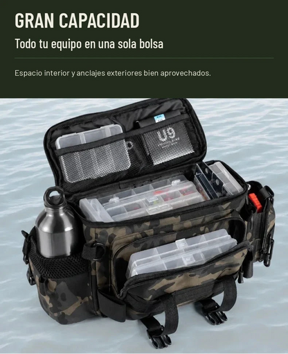 Interior de gran capacidad de la bolsa de pesca con cajas de señuelos