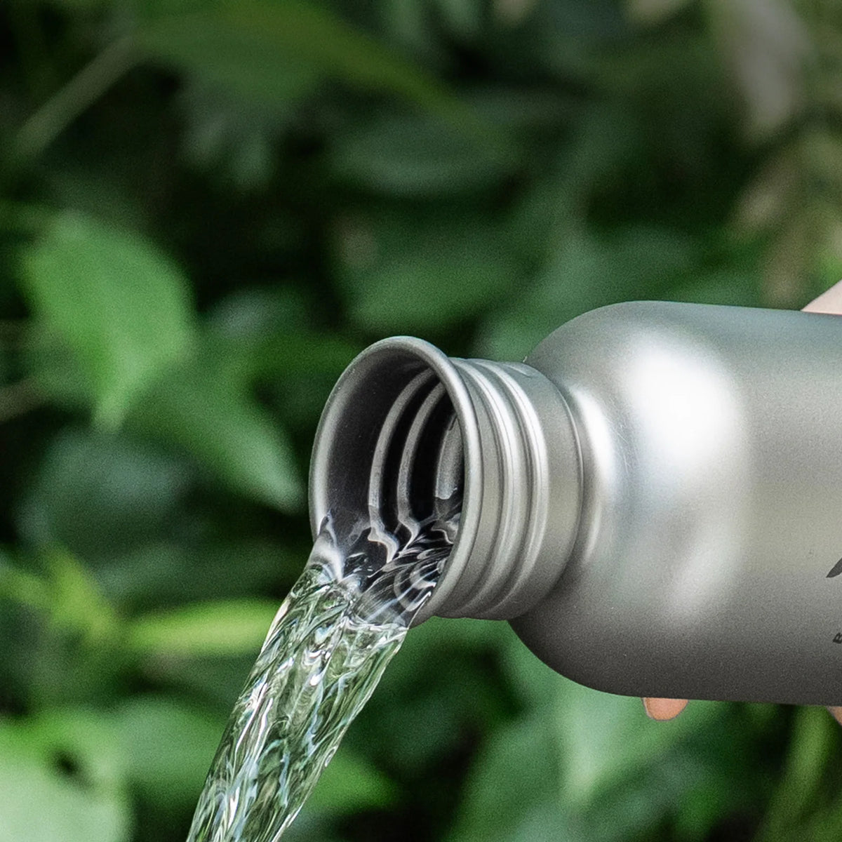 Botella de titanio en uso al aire libre
