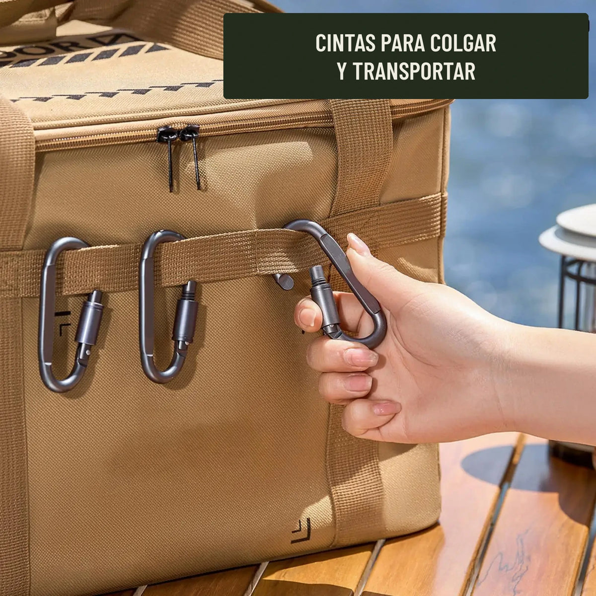Cintas laterales de la caja de camping con mosquetones colgados