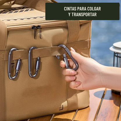 Cintas laterales de la caja de camping con mosquetones colgados