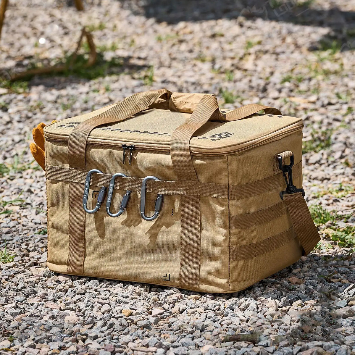 Caja organizadora de camping abierta con equipo de campamento adentro