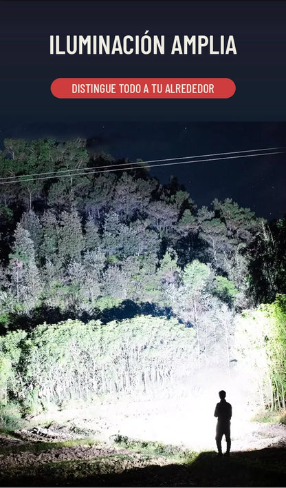 Iluminación amplia de la linterna frontal LED en un bosque de noche