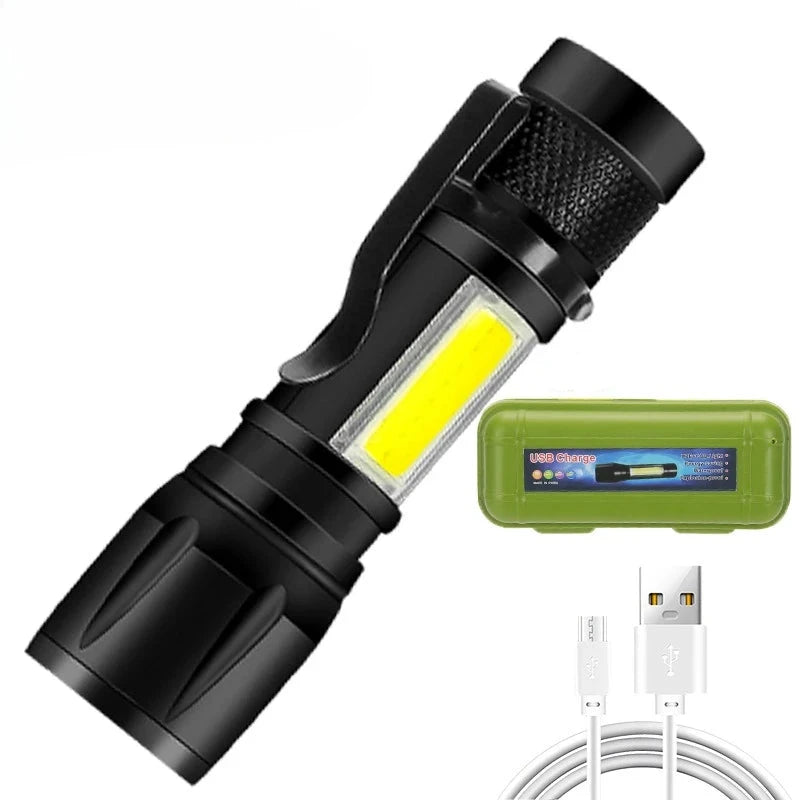 Linterna LED recargable encendida al aire libre
