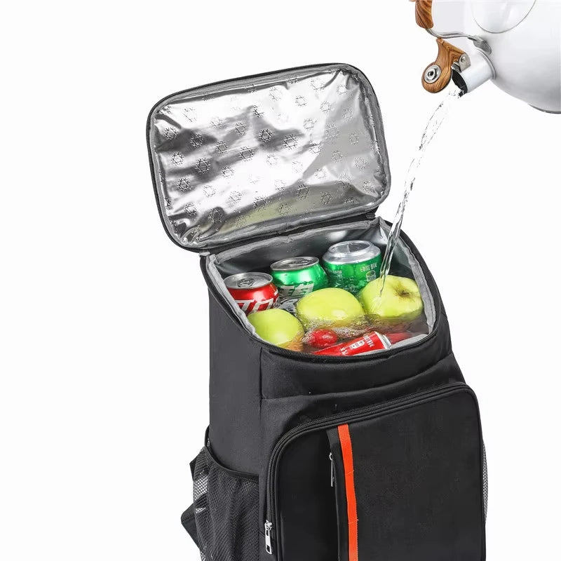 Mochila hielera cargada en la espalda para llevar la comida al día de campo