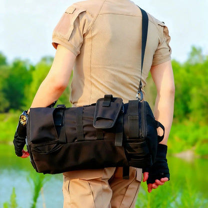 Mochila de pesca con portacañas cargada con el equipo