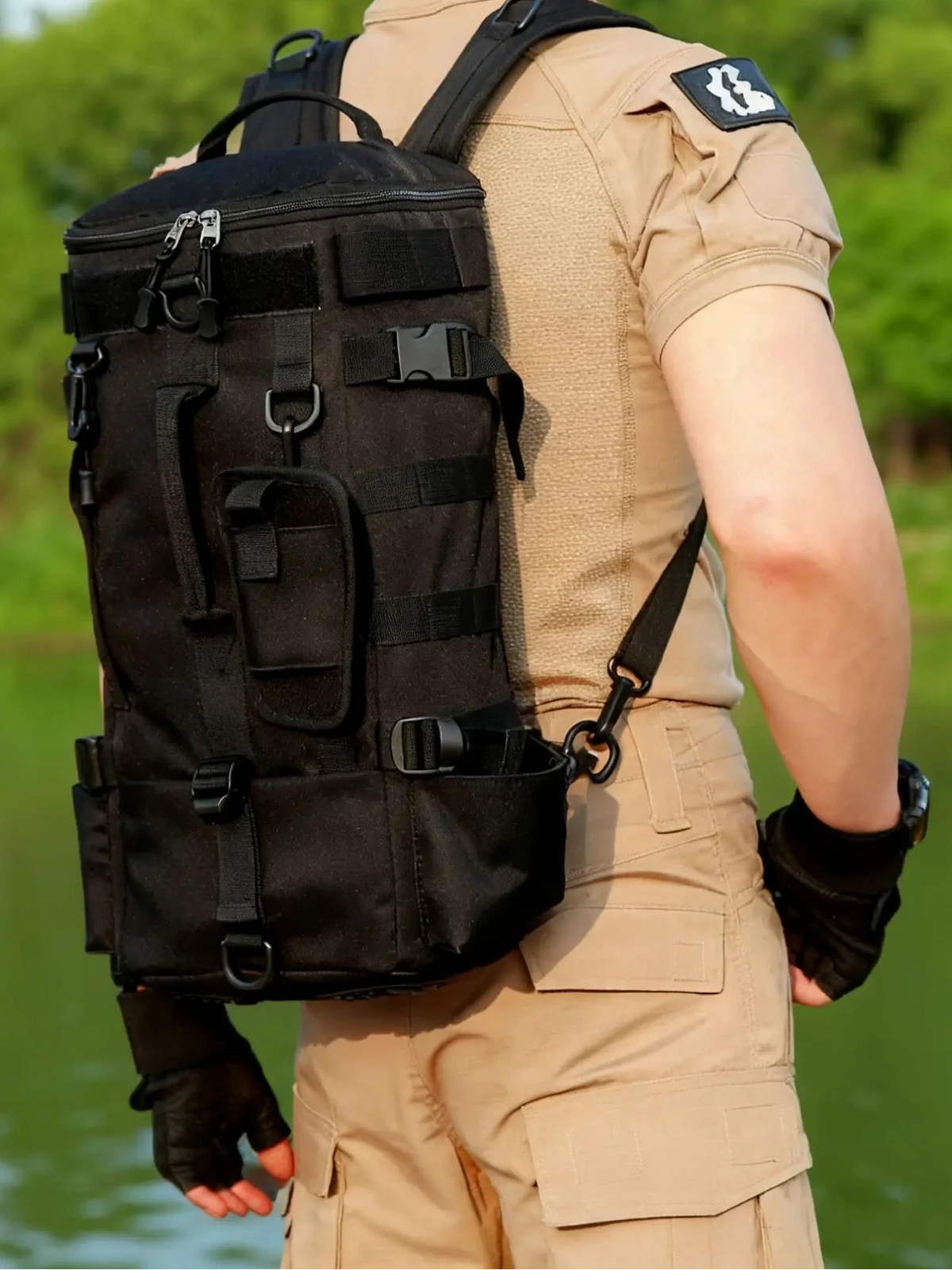 Mochila de pesca con portacañas, acabado noche oscura