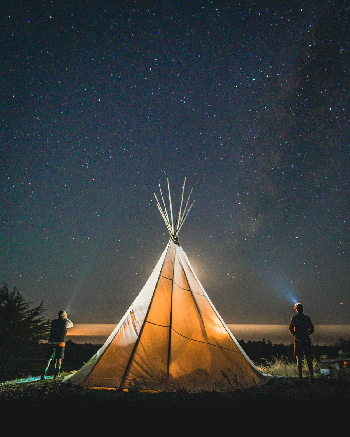 Campamento iluminado de noche bajo la vía láctea en la montaña — Ferrata Outdoor