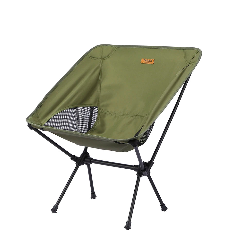 Silla plegable de camping armada en el campamento
