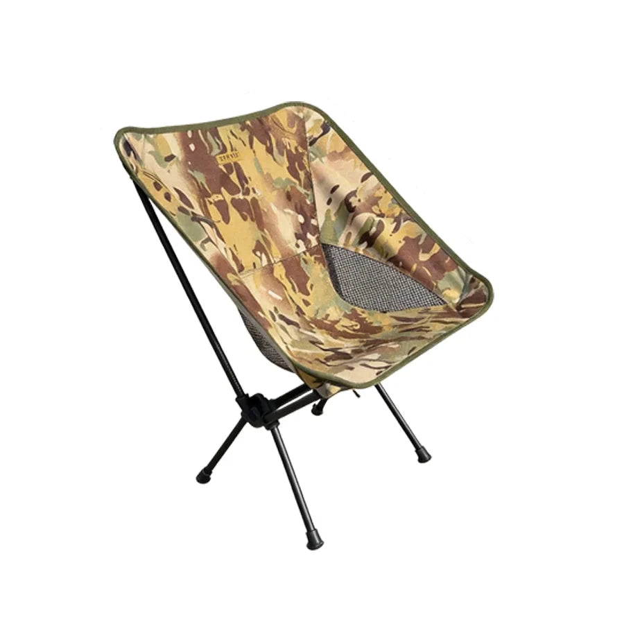 Silla plegable de camping en uso al aire libre