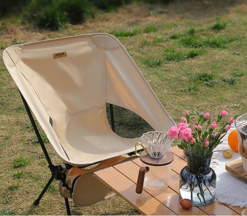 Silla plegable de camping con asiento envolvente, vista lateral